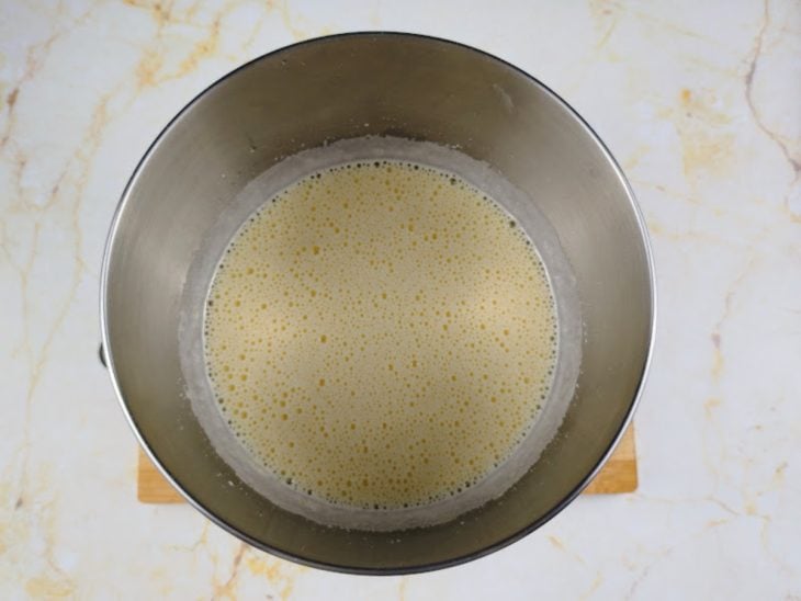 Açúcar e ovos batidos em uma batedeira.
