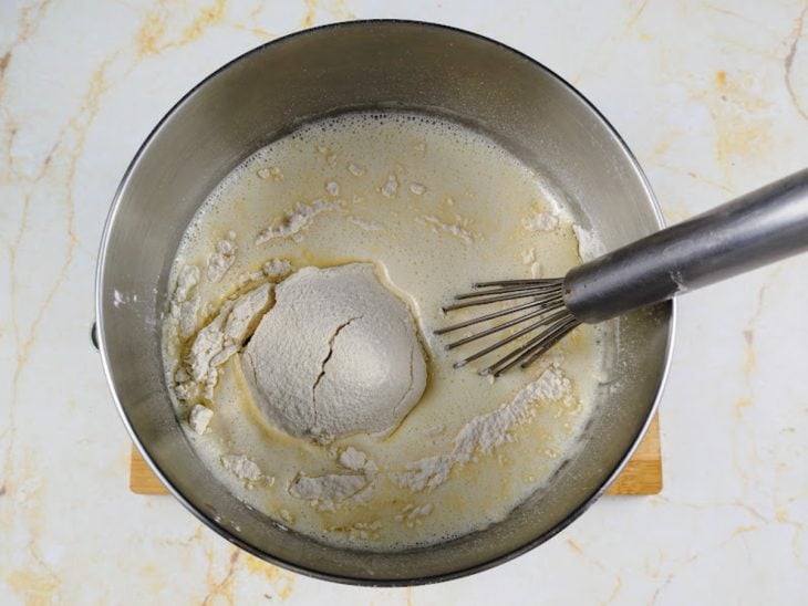 Farinha adicionada na mistura da batedeira.