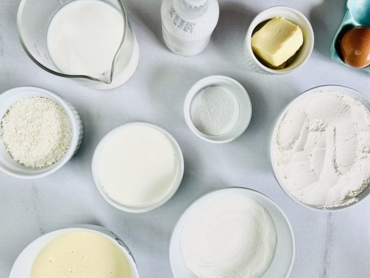 Ingredientes para a receita de bolo gelado de coco simples.