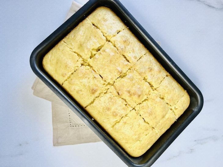 Bolo cortado em pedaços.