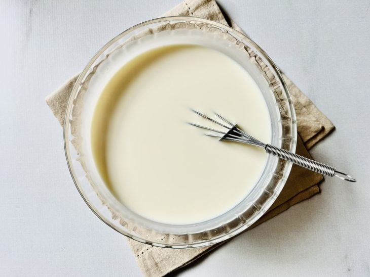 Ingredientes da calda misturados em um recipiente.