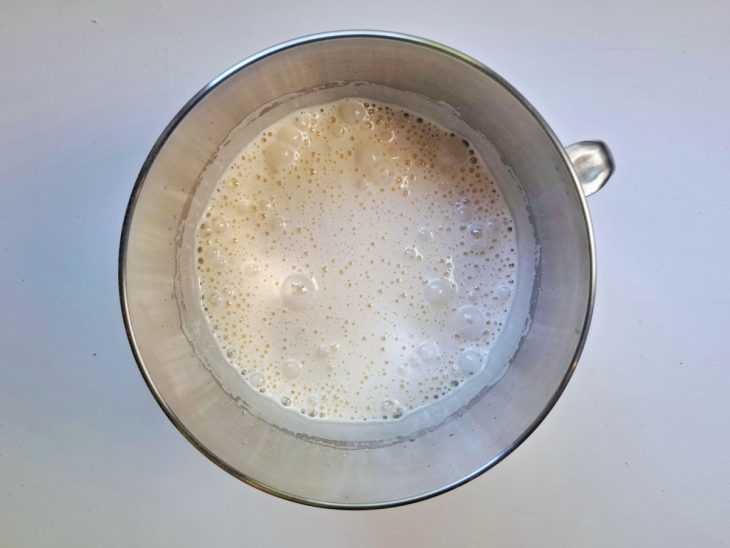 Uma tigela com a mistura de ovos e açúcar.