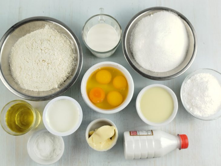 Ingredientes reunidos na bancada.