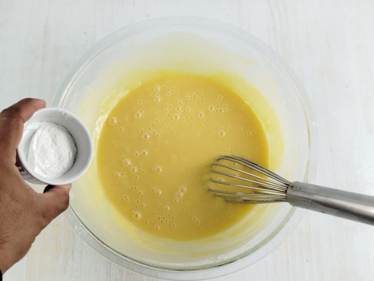 Na mesma tigela, o açúcar adicionados.