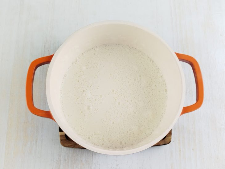 Numa panela, o leite de coco, leite integral e o leite condensado.