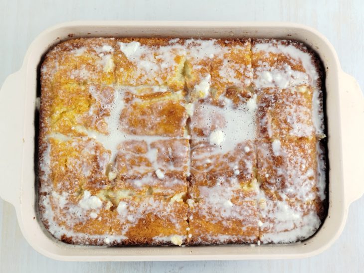 Calda despejada sobre o bolo.