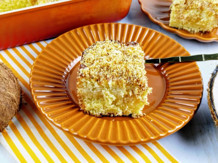 Bolo pronto, pedaço servido em prato.