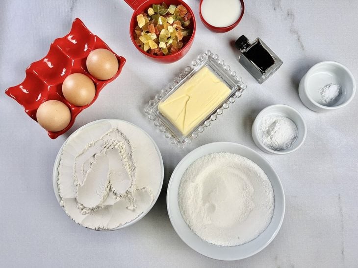 Ingredientes para a receita de bolo inglês reunidos em uma bancada.
