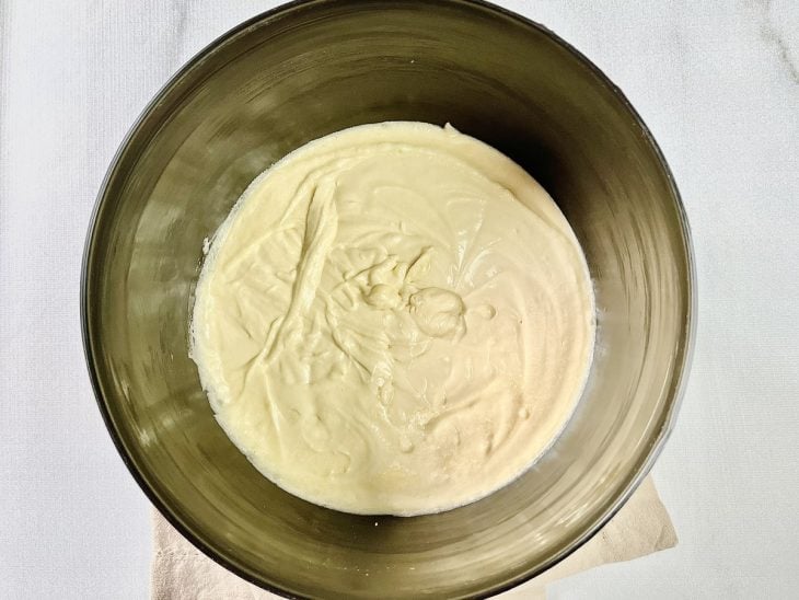 Farinha adicionada na mistura.