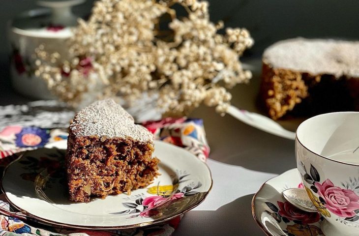 Bolo integral de cenoura com nozes e coco