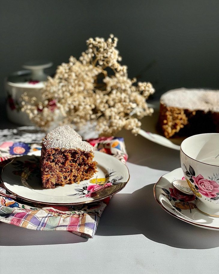 Bolo integral de cenoura com nozes e coco