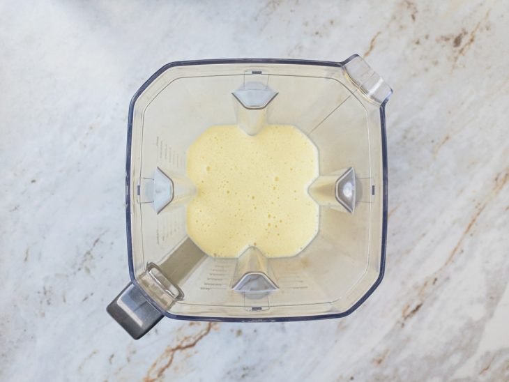 Ingredientes batidos no liquidificador.