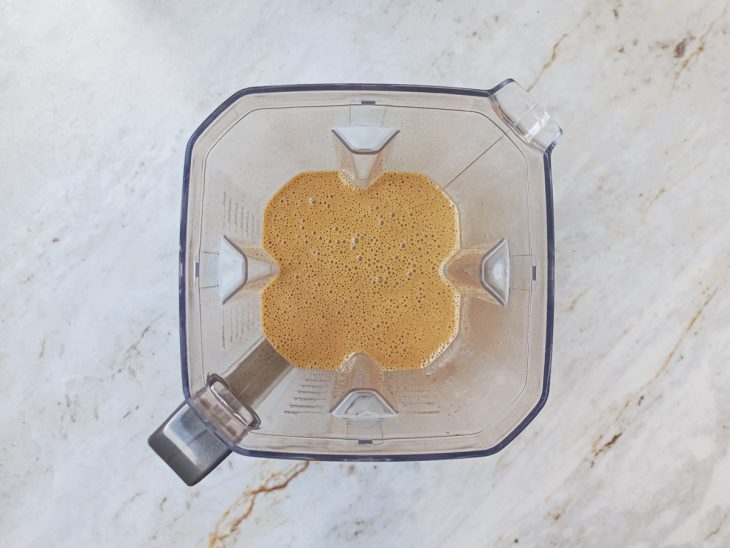 Açúcar adicionado e batido no liquidificador.