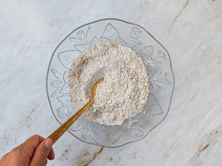 Ingredientes secos adicionados e misturados numa tigela.