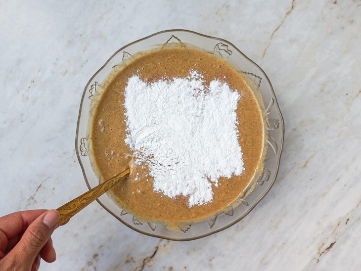 Canela e fermento adicionados na mistura.