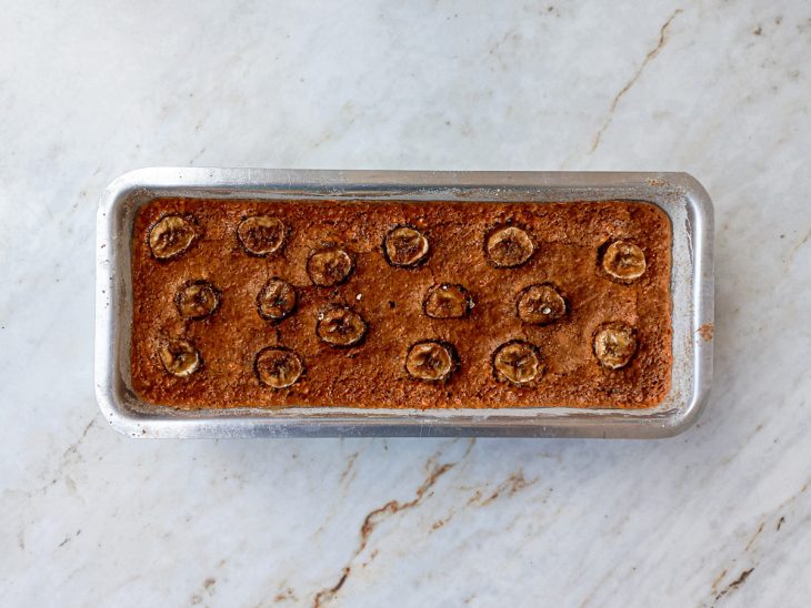 Bolo assado na forma.