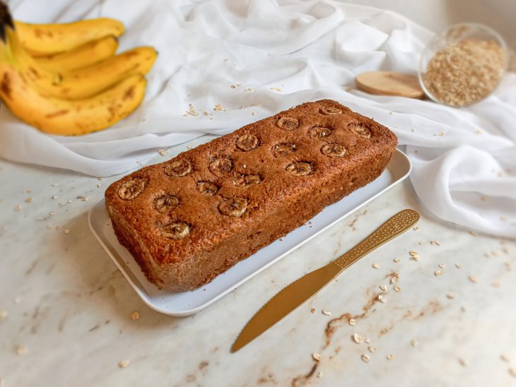 Bolo integral de maçã e banana pronto para consumo.