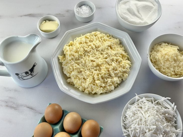 Uma bancada com os ingredientes separados.
