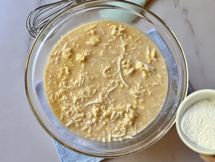 Um recipiente com a mistura de todos os ingredientes para a massa.