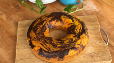 Bolo mesclado de cenoura com chocolate