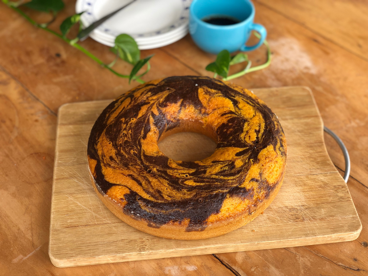 Bolo mesclado de cenoura com chocolate