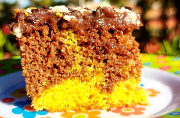 Bolo mesclado de cenoura com cobertura de chocolate