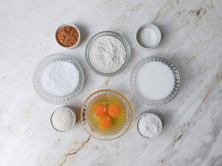 Ingredientes separados e forma preparada com forno preaquecido.