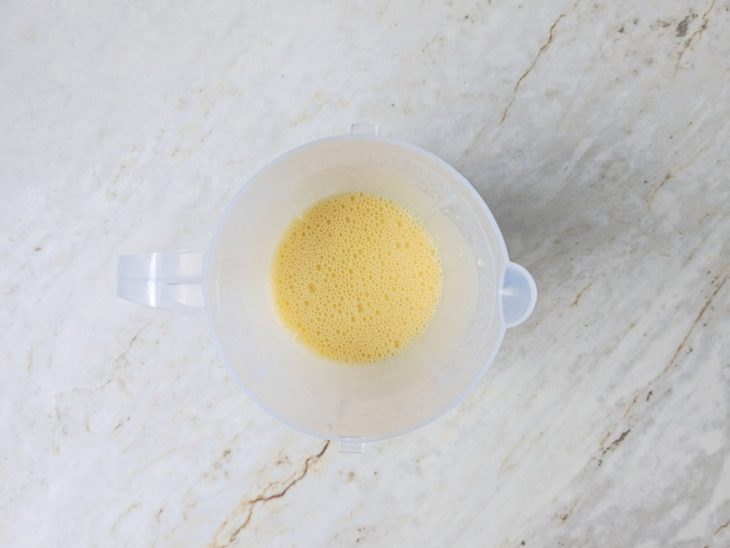 Massa sendo batida no liquidificador até ficar homogênea.