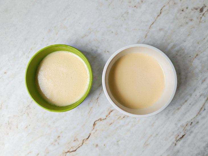 Massa dividida igualmente em dois recipientes.