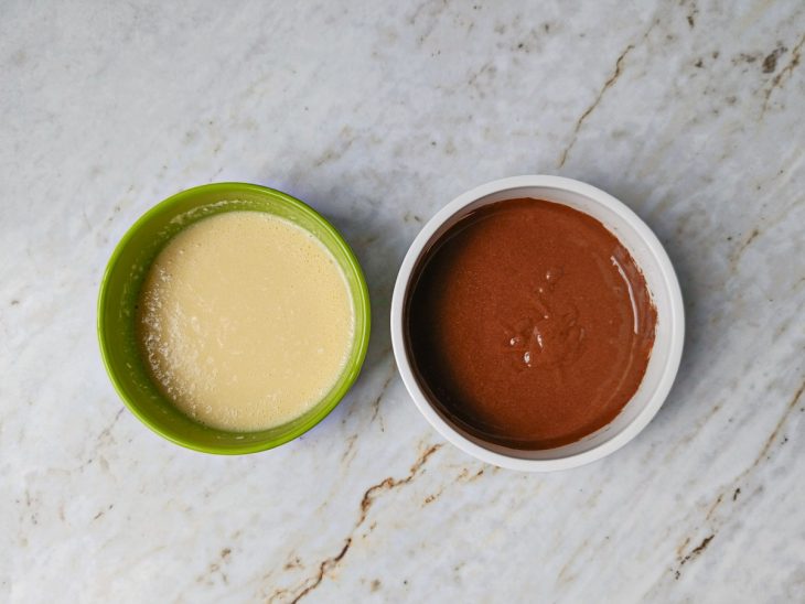 Mistura de cacau em uma parte e coco ralado na outra.