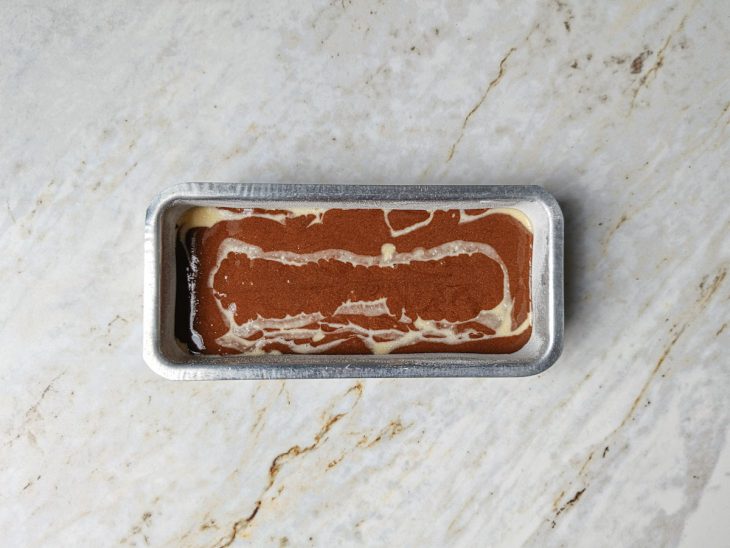 Massas despejadas alternadamente formando efeito mesclado.