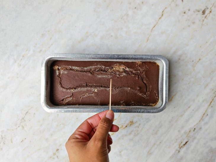 Bolo assando no forno até dourar e passar no teste do palito.