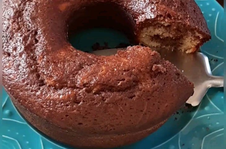 Bolo mesclado de iogurte com chocolate