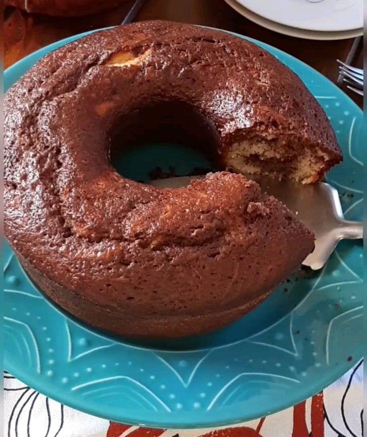 Bolo mesclado de iogurte com chocolate