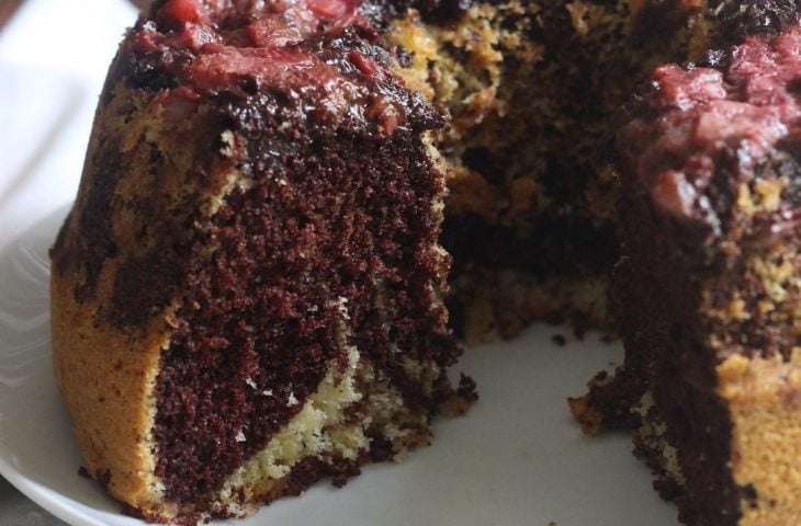 Bolo mesclado de morango com chocolate