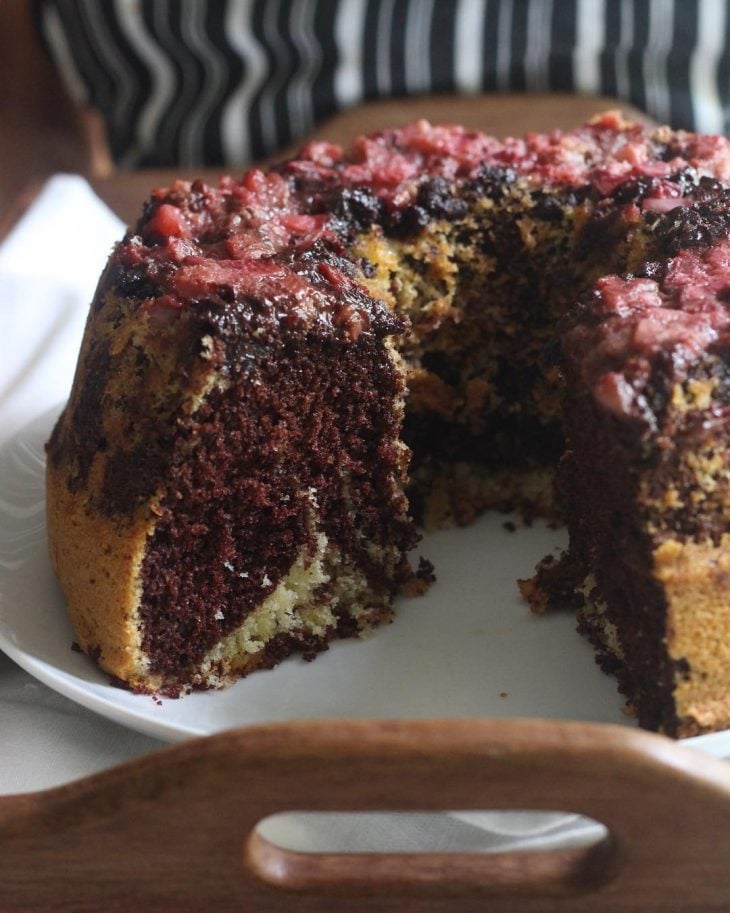 Bolo mesclado de morango com chocolate