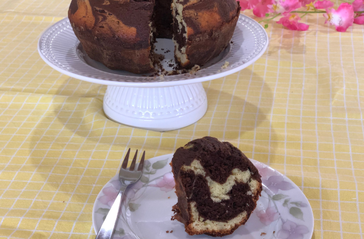 Bolo mesclado simples e fofinho