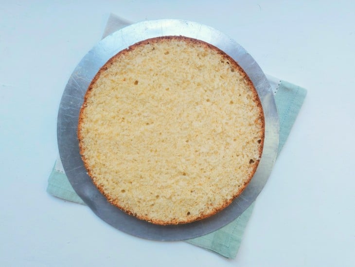Um recipiente com a base do bolo.