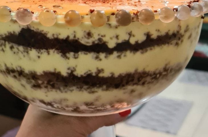 Bolo na taça de chocolate com maracujá