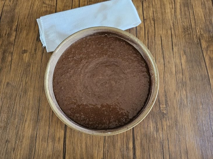 Uma forma redonda contendo a massa crua do bolo.
