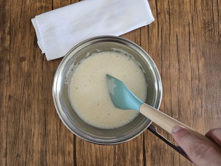 Uma panela contendo creme branco doce.