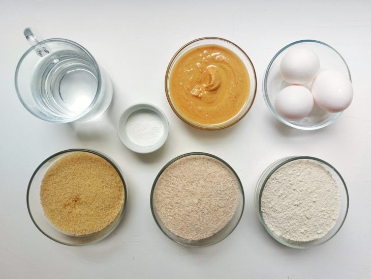 Uma bancada com os ingredientes da massa separados.