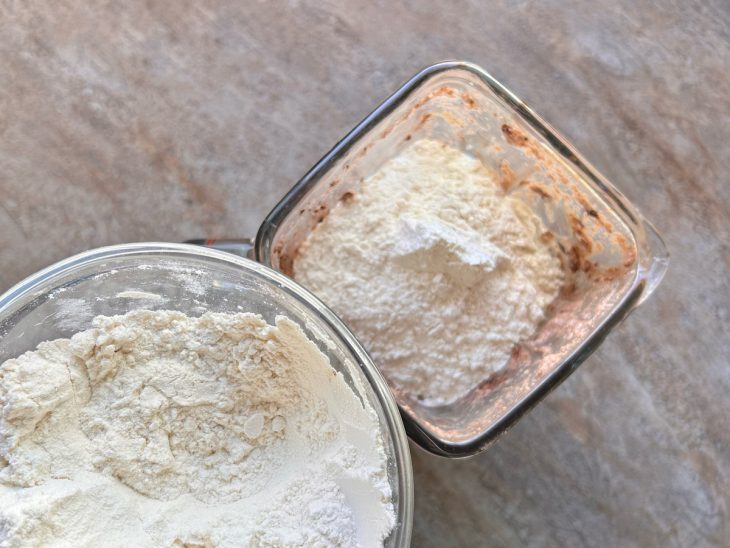 Farinha de trigo adicionada ao liquidificador.