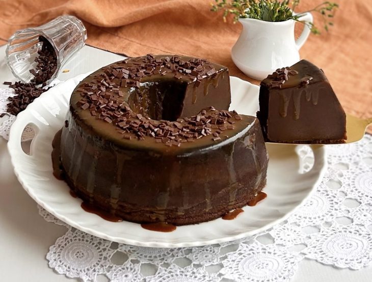 Bolo pega marido de chocolate pronto para consumo.