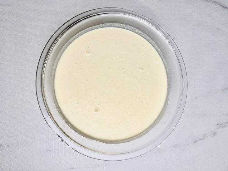Mistura em uma tigela grande com farinha de trigo incorporada.