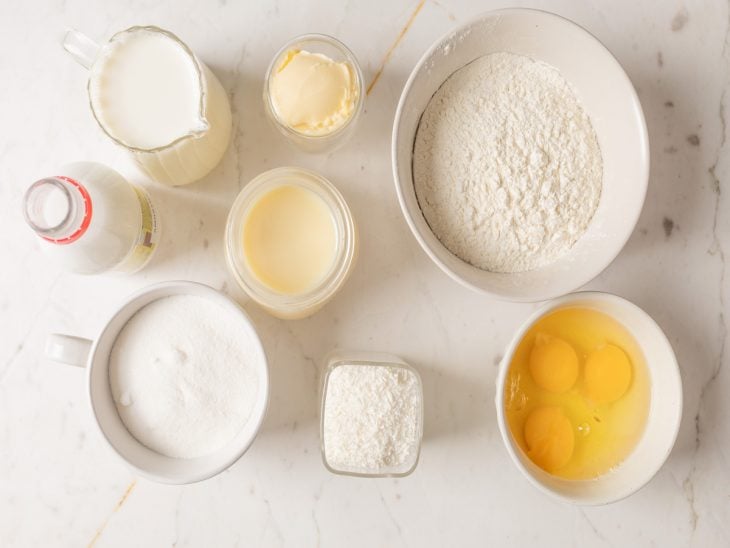 ingredientes para preparo de bolo pega marido separados e organizados.