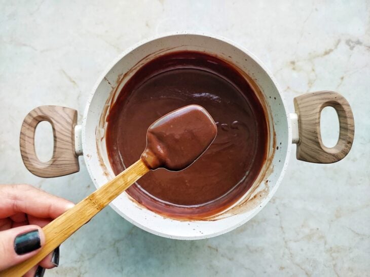 Brigadeiro pronto na panela, espátula mostrando o ponto.