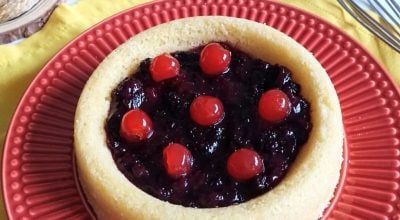 Bolo piscina com frutas vermelhas