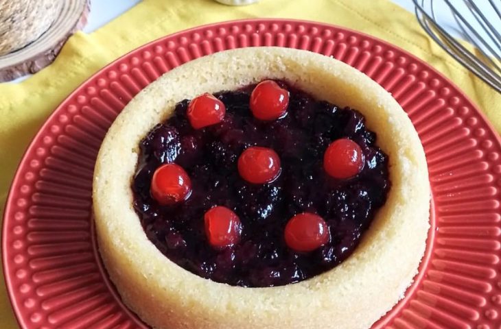 Bolo piscina com frutas vermelhas