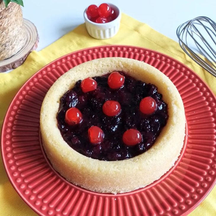 Bolo piscina com frutas vermelhas